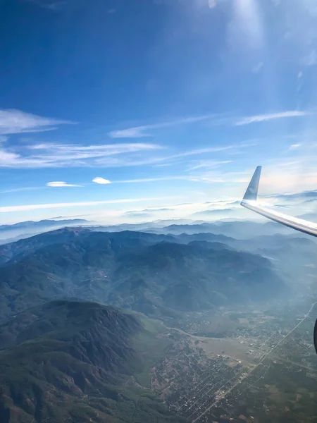 Beautiful View Airplane Window Skies Mountains Plains — Stock Photo, Image