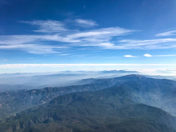 Beautiful View Airplane Window Skies Mountains Plains — Stock Photo, Image