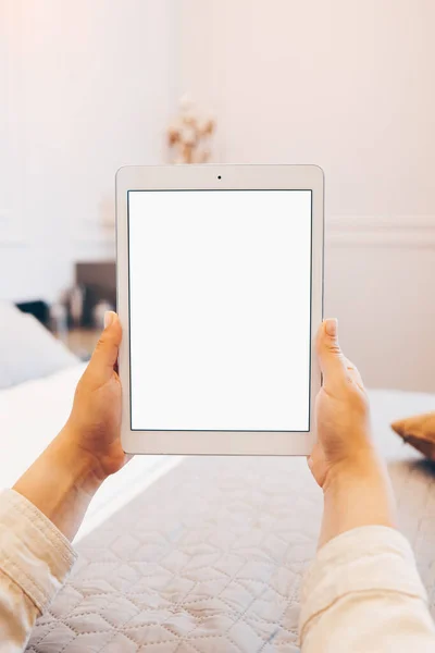Beyaz tablet pc boş beyaz ekran ile evde tutan kadının el mockup görüntü