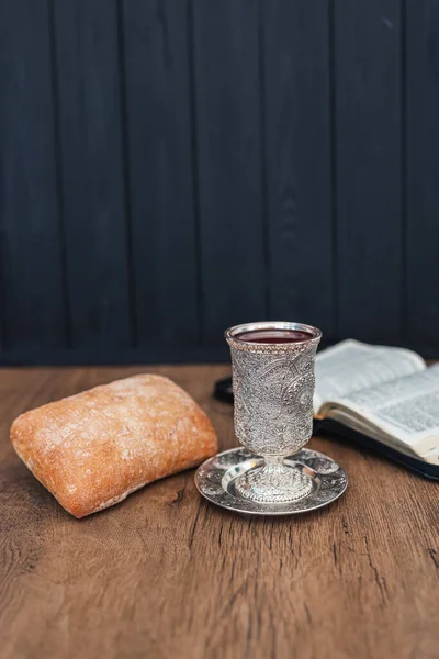 Christian Communion Bread Wine Wooden Background — Foto Stock