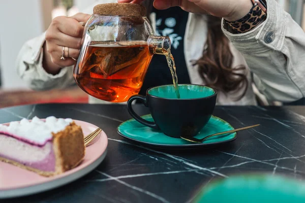 Girl Cafe Pours Tea — Foto Stock