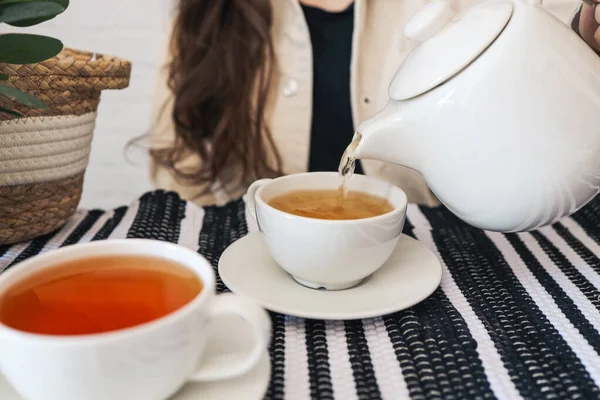 Ausgeschnittene Ansicht Einer Jungen Frau Die Den Morgen Der Küche — Stockfoto