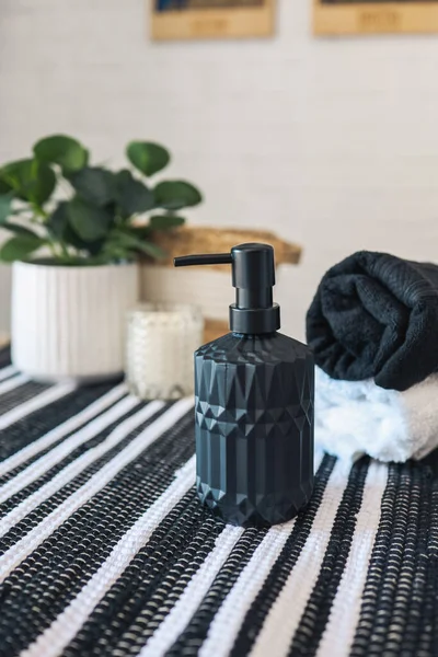 Black Soap Dispenser Stylish Scandinavian Bathroom Background Towels — Stockfoto