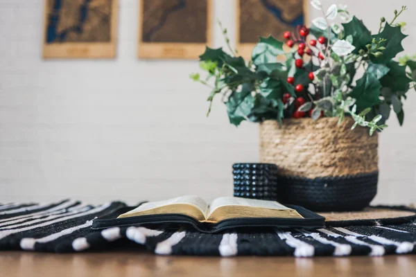 Open Bible Table Morning Reading — Foto Stock