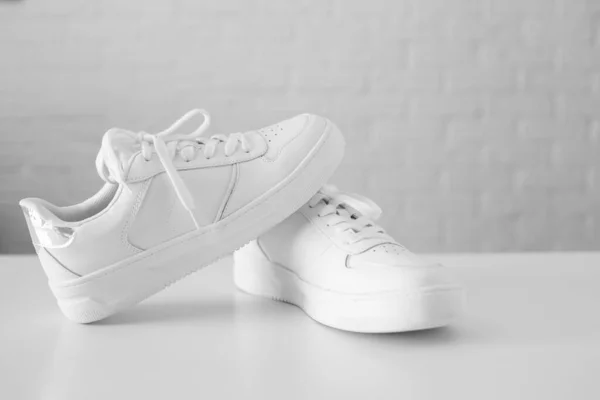 White Γυναικεία Δερμάτινα Sneakers Λευκό Φόντο Top View Flat Lay — Φωτογραφία Αρχείου