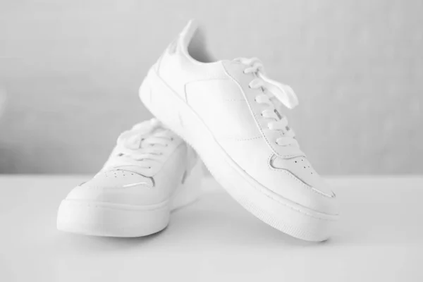 Witte Leren Damessneakers Witte Achtergrond Bovenaanzicht Platte Lay Stijlvolle Jeugdsneakers — Stockfoto