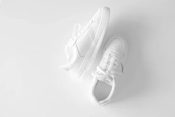 白色女用皮鞋放在白色背景的顶视图平面上 时尚的青年运动鞋 运动鞋 真正的皮鞋 简约的鞋店广告时尚风格鞋底 — 图库照片