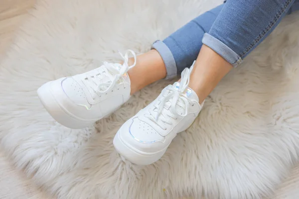 Vrouw Met Comfortabele Stijlvolle Sneakers Binnen Close — Stockfoto