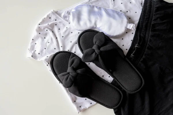 Composición Plana Con Zapatillas Casa Máscara Para Dormir Pijamas Sobre —  Fotos de Stock
