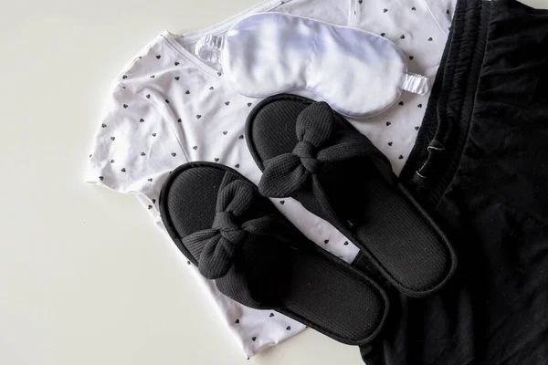 Composizione Flat Lay Con Pantofole Casa Maschera Sonno Pigiama Sfondo — Foto Stock