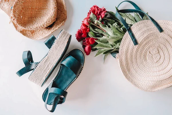 Women Set Summer Things Wicker Bag Hat Flat Lay Sandals — Stockfoto