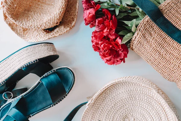 Women Set Summer Things Wicker Bag Hat Flat Lay Sandals — Stockfoto