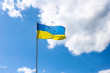 Mavi gökyüzü backgroud Ukrayna bayrağı