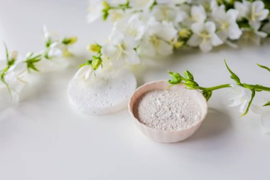 Ubtan yüz maskesi malzemeleri, pudra, mermer masada yüz temizleme fırçası. SPA doğal kozmetik seti.