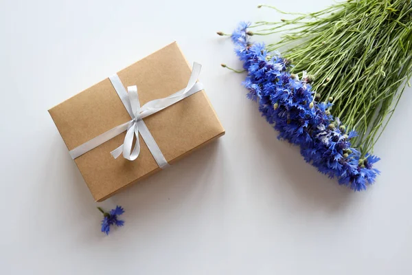 Букет Красивых Кукурузных Цветов Подарочная Коробка Светлом Столе Плоский Лежал — стоковое фото