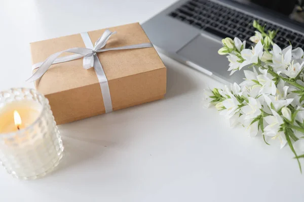 Cardboard Gift Box Bow Flowers White Background — стоковое фото