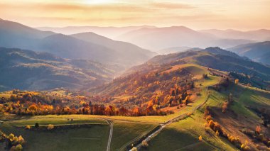 Güzel dağ çayır ve renkli orman ile sonbahar manzarası. Kırmızı, sarı, portakal ağaçları tepelerde üzerinde. Ulusal Tabiat Parkı Synevyr, Karpatlar, Ukrayna, Europe.