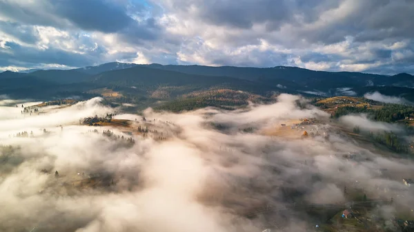 Bunter Herbstmorgen Über Nebligem Gebirgstal Dorf Bedeckt Von Niedrigen Wolken — Stockfoto
