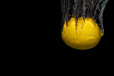 Taze meyve soğuk suya düşer ve hava kabarcıkları yüksek hızlı kameraya kısa süre içinde sağlıklı vejetaryen yaşam tarzını simgeler.