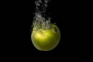 Taze meyve soğuk suya düşer ve hava kabarcıkları yüksek hızlı kameraya kısa süre içinde sağlıklı vejetaryen yaşam tarzını simgeler.
