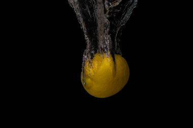 Taze meyve soğuk suya düşer ve hava kabarcıkları yüksek hızlı kameraya kısa süre içinde sağlıklı vejetaryen yaşam tarzını simgeler.