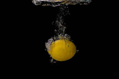 Taze meyve soğuk suya düşer ve hava kabarcıkları yüksek hızlı kameraya kısa süre içinde sağlıklı vejetaryen yaşam tarzını simgeler.