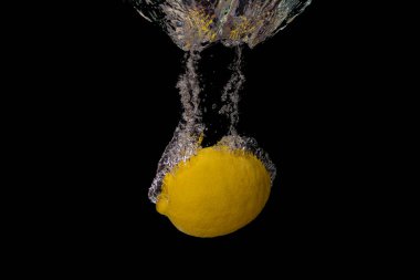 Taze meyve soğuk suya düşer ve hava kabarcıkları yüksek hızlı kameraya kısa süre içinde sağlıklı vejetaryen yaşam tarzını simgeler.