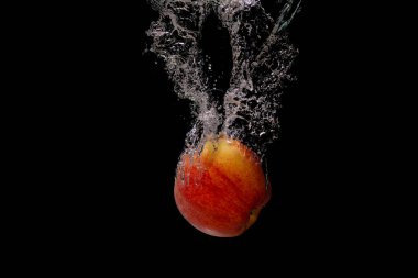 Taze meyve soğuk suya düşer ve hava kabarcıkları yüksek hızlı kameraya kısa süre içinde sağlıklı vejetaryen yaşam tarzını simgeler.