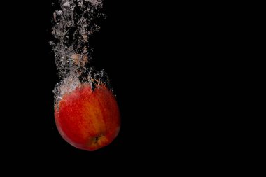 Taze meyve soğuk suya düşer ve hava kabarcıkları yüksek hızlı kameraya kısa süre içinde sağlıklı vejetaryen yaşam tarzını simgeler.