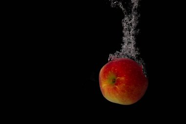 Taze meyve soğuk suya düşer ve hava kabarcıkları yüksek hızlı kameraya kısa süre içinde sağlıklı vejetaryen yaşam tarzını simgeler.