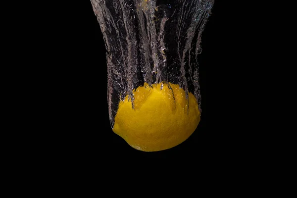 Φρέσκα Φρούτα Πέφτουν Στο Κρύο Νερό Φυσαλίδες Αέρα Σύμβολο Για — Φωτογραφία Αρχείου