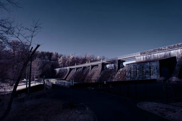 Infrarotfotografie Surreale Landschaftsaufnahmen Mit Bäumen Unter Wolkenverhangenem Himmel Die Kunst — Stockfoto