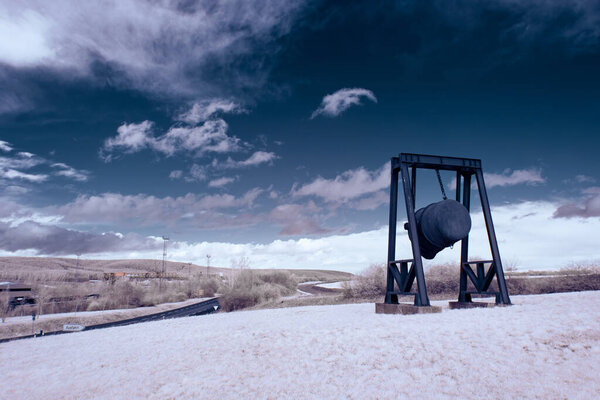 инфракрасная фотография - сюрреалистическая ир фотография пейзажа с деревьями под облачным небом - искусство нашего мира и растений в невидимом инфракрасном спектре камер