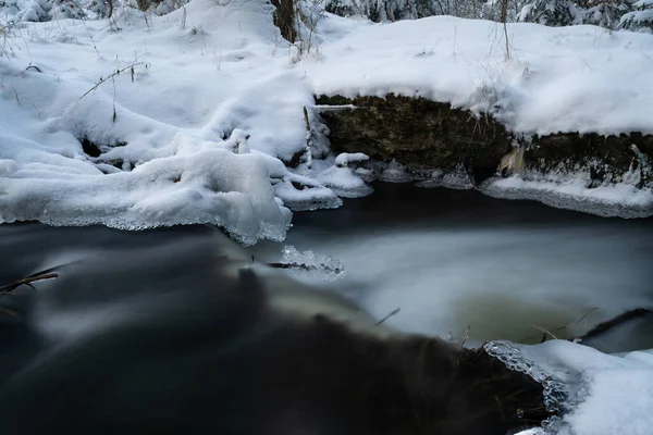 Sanfte Bewegung Des Wilden Wassers Einem Fluss Winter Mit Schnee — Stockfoto