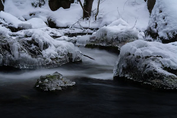 Hladký Pohyb Divoké Vody Řece Zimě Sněhem Ledem Skalách Kamenech — Stock fotografie