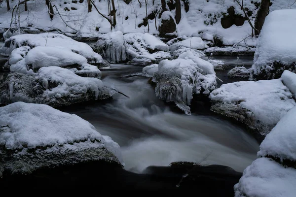 Плавное Движение Дикой Воды Реке Зимой Снегом Льдом Скалах Камнях — стоковое фото