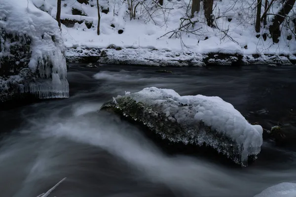 Hladký Pohyb Divoké Vody Řece Zimě Sněhem Ledem Skalách Kamenech — Stock fotografie