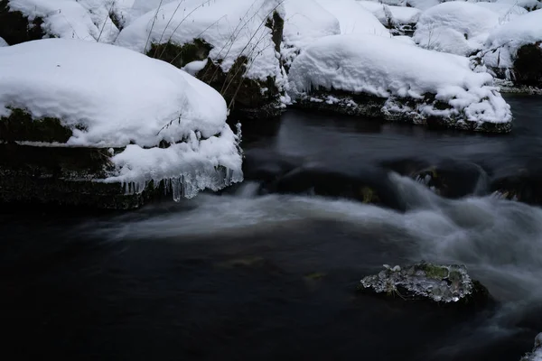 Hladký Pohyb Divoké Vody Řece Zimě Sněhem Ledem Skalách Kamenech — Stock fotografie