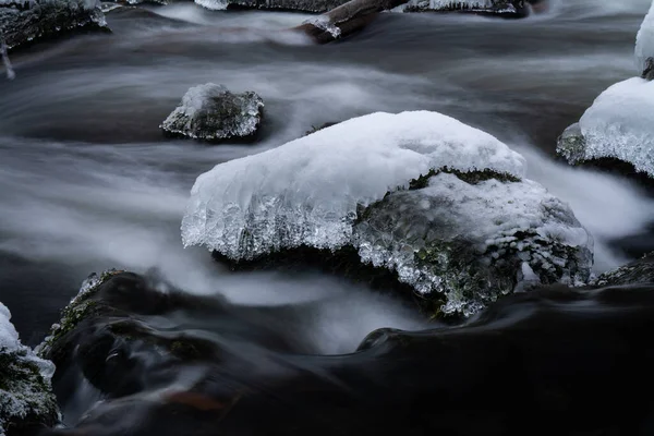 겨울에는 아름다운 바위와 얼음을 부드럽게 — 스톡 사진