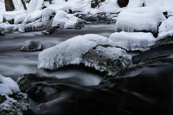 Ομαλή Κίνηση Του Άγριου Νερού Ένα Ποτάμι Χειμώνα Χιόνι Και — Φωτογραφία Αρχείου