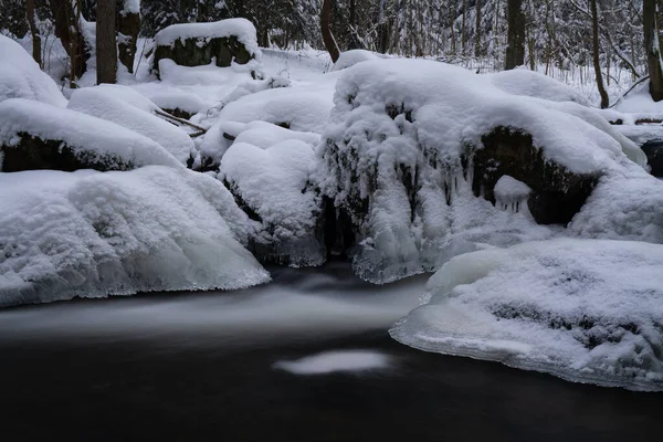 Плавное Движение Дикой Воды Реке Зимой Снегом Льдом Скалах Камнях — стоковое фото
