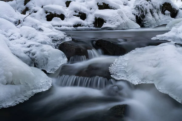 Hladký Pohyb Divoké Vody Řece Zimě Sněhem Ledem Skalách Kamenech — Stock fotografie