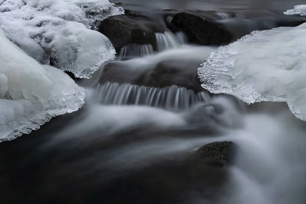 Hladký Pohyb Divoké Vody Řece Zimě Sněhem Ledem Skalách Kamenech — Stock fotografie