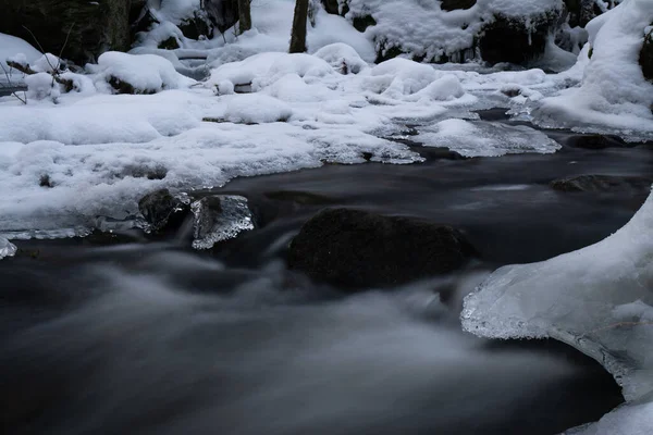 Hladký Pohyb Divoké Vody Řece Zimě Sněhem Ledem Skalách Kamenech — Stock fotografie