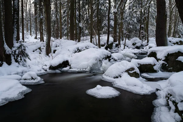 Płynny Ruch Dzikiej Wody Rzece Zimą Śniegiem Lodem Skałach Kamieniach — Zdjęcie stockowe