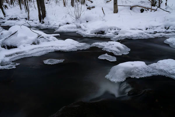 Movimiento Suave Agua Salvaje Río Invierno Con Nieve Hielo Sobre —  Fotos de Stock