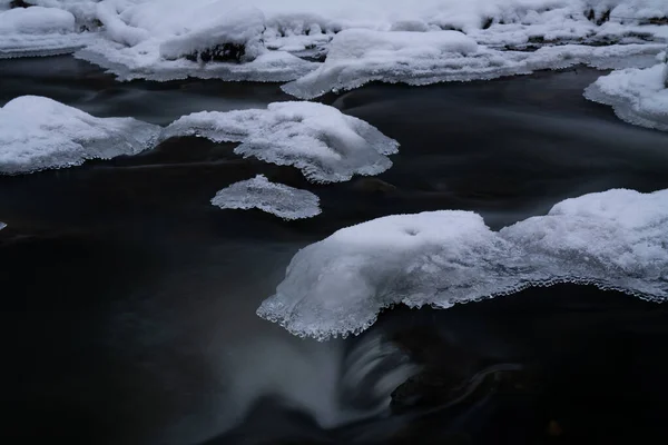 冬は川の中の水の動きがなめらかになり 雪と氷が岩や石に乗って森の美しい自然 — ストック写真