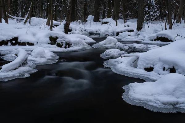 Płynny Ruch Dzikiej Wody Rzece Zimą Śniegiem Lodem Skałach Kamieniach — Zdjęcie stockowe