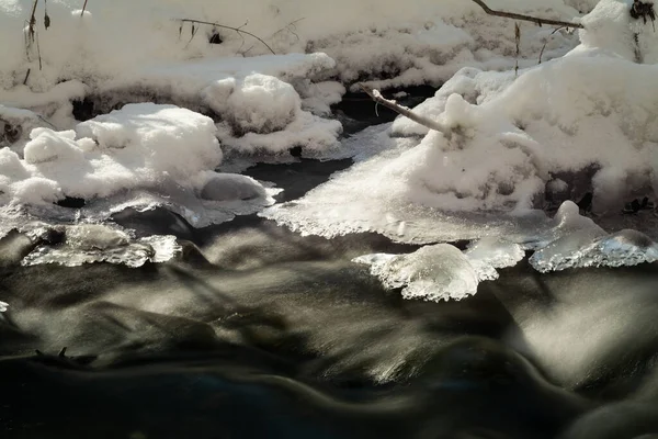 冬は川の中の水の動きがなめらかになり 雪と氷が岩や石に乗って森の美しい自然 — ストック写真