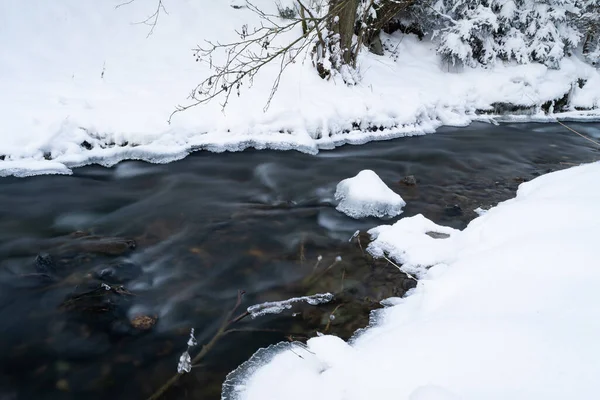 Sanfte Bewegung Des Wilden Wassers Einem Fluss Winter Mit Schnee — Stockfoto